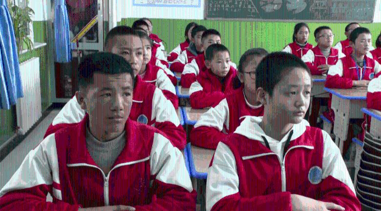 贵州两名落马女厅官被逮捕画面曝光：一人想念父母做的菜，一人带好衣服主动投案